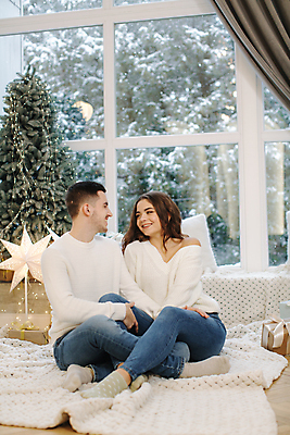 포토 JPG 해외이미지 나무 라이프스타일 남자 딸 행복 어린이 크리스마스 겨울 창문 가족 엄마 휴가 새로움 새해 주택 함께함 선물 미소 사람 소년 두명 장식 책 크리스마스트리 축하 아빠 읽기 자매 형제 조부모 스타일 해외포토 식물 계절 여자 기념일 감정 컨셉 관계 모션 표정 건물 생활 파일형식 이미지허브