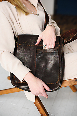 포토 JPG 해외이미지 직업 손 디자인 남자 유럽 여행 백그라운드 서류가방 가방 비즈니스 배낭 서기 사람없음 사무실 갈색 노란색 유행 여행가방 핸드백 짐 도시 업무 비즈니스맨 화려 지갑 고급 우아함 주머니 가죽 오브젝트 수납 경영 스트랩 스타일 해외포토 잡화 나라 컬러 컨셉 모션 사람 신체부위 작업 직장인 파일형식 이미지허브