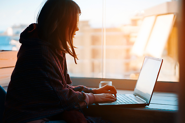 포토 JPG 해외이미지 백인 직업 학생 라이프스타일 여자 커피 인터넷 비즈니스 사업가 통신 노동자 주택 직장 실내 관리 한명 앉기 성인 컵 금융 노트북 쇼핑 컴퓨터 햇빛 디지털 스크린 모니터 일몰 정보 발코니 타이핑 키보드 업무 비즈니스우먼 저녁 디자이너 무선전화기 책상 온라인 프리랜서 해외포토 서양인 1 식기 음료 가구 회사 모션 사람 내부 건물 생활 경제 전자제품 태양 노을 작업 직장인 야간 전화기 파일형식 이미지허브