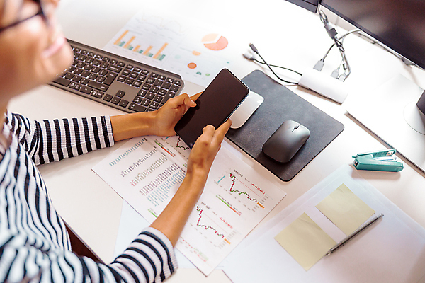 포토 JPG 해외이미지 손 여자 종이 인터넷 비즈니스 탁자 모바일 문구용품 직장 실내 한명 사람 금융 스마트폰 핸드폰 스터디 사무실 스크린 자료 인포그래픽 정보 키보드 업무 닫기 계획 쥐 전화기 분석 보고서 문서 다인종 팔 온라인 다민족 터치스크린 프로젝트 해외포토 1 가구 컨셉 회사 모션 인종 내부 신체부위 경제 전자제품 스마트기기 학습 작업 설치류 오브젝트 파일형식 이미지허브