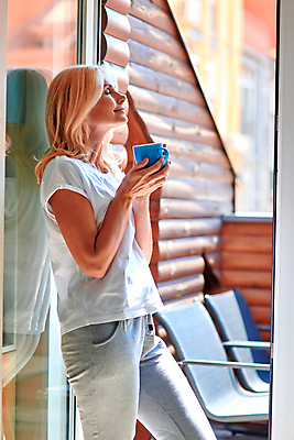 포토 JPG 해외이미지 백인 1 라이프스타일 응시 여자 휴식 아파트 주택 실내 한명 미소 사람 성인 내부 건물 컵 방 발코니 재산 플랫 우아함 중앙 내추럴 진짜 혼자 스타일 안락 해외포토 서양인 식기 건축물 시선 컨셉 표정 생활 금융 파일형식 이미지허브