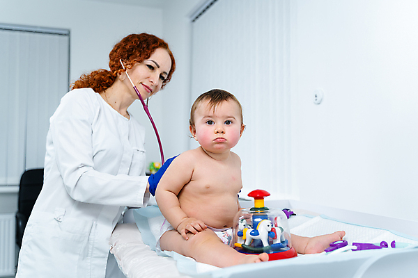 포토 JPG 해외이미지 직업 여자 행복 어린이 유니폼 청진기 노동자 건강 병원 미소 사람 두명 사무실 약 믿음 진료 시험 환자 의사 코트 흰색 아기 질병 작음 캐비닛 상담 문서 걸음마 돌봄 소아과의사 해외포토 옷 교육 감정 컬러 비즈니스 의학 의료기기 모션 표정 외투 의료진 크기 사물함 파일형식 이미지허브