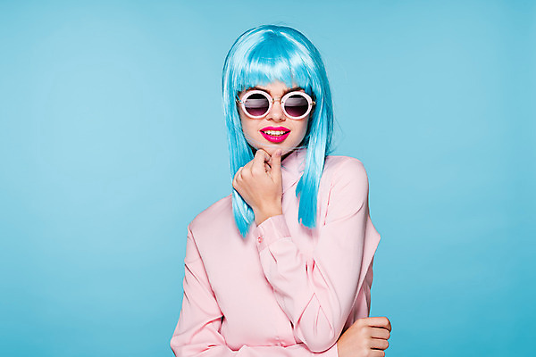 포토 JPG 해외이미지 여자 하늘색 한명 상반신 성인 앞모습 선글라스 턱괴기 가발 성인여자한명만 힙스터 해외포토 1 패션 안경 뷰포인트 모션 사람 파란색 여자한명만 성인여자만 파일형식 이미지허브