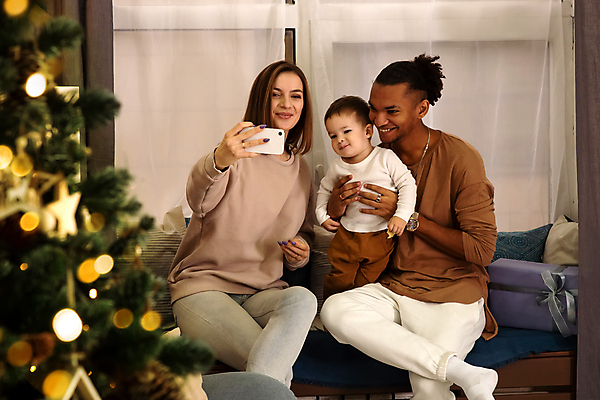 포토 JPG 해외이미지 나무 라이프스타일 남자 행복 아들 어린이 백그라운드 크리스마스장식 크리스마스 통신 가족 포옹 엄마 휴가 새해 거리 주택 함께함 실내 사랑 소년 내부 장식 세명 스마트폰 핸드폰 장난감 크리스마스트리 갈색 축제 방 램프 축하 직물 아빠 걸음마 돌봄 가문비나무 해외포토 식물 기념일 감정 컬러 컨셉 관계 안기 모션 조명 사람 건물 생활 전자제품 스마트기기 파일형식 이미지허브