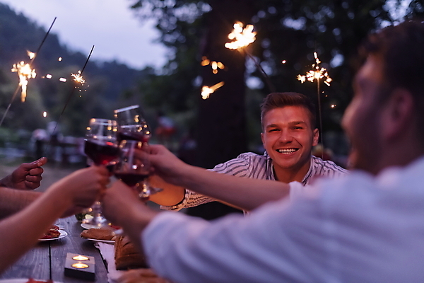 포토 JPG 해외이미지 라이프스타일 손 남자 행복 와인잔 휴가 함께함 들기 상반신 성인 야외 두명 앞모습 뒷모습 아웃포커스 신체부위 파티 와인 저녁식사 우정 저녁 소프트포커스 건배 성인남자만 스파클라 해외포토 감정 뷰포인트 컨셉 술잔 모션 주류 폭죽 촬영기법 사람 이벤트 생활 친구 식사 야간 남자만 성인만 파일형식 이미지허브
