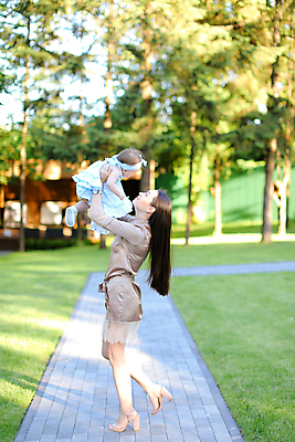 포토 JPG 해외이미지 백인 공원 딸 행복 감정 유럽 어린이 가족 엄마 휴식 따뜻함 사랑 성인 야외 두명 초록색 파란색 부모 햇빛 정원 맑음 아기 잡기 긍정 해외포토 서양인 공공시설 나라 컬러 컨셉 관계 모션 날씨 사람 태양 파일형식 이미지허브