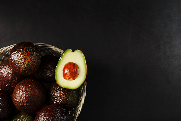 포토 JPG 해외이미지 과일 검은배경 단면 씨앗 사람없음 하이앵글 신선 유기농 담기 아보카도 카피스페이스 라탄바구니 해외포토 식물 웰빙 뷰포인트 백그라운드 모션 바구니 검은색 공백 파일형식 이미지허브