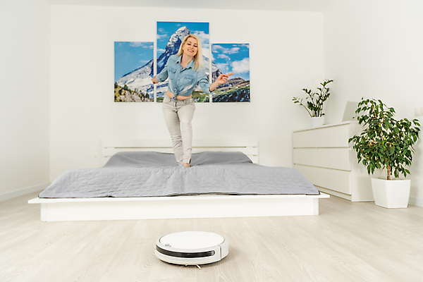 포토 JPG 해외이미지 전신 여자 화분 액자 실내 한명 서기 손짓 성인 앞모습 청결 침실 방 침대 청소 스마트 서랍장 청소로봇 성인여자한명만 해외포토 1 뷰포인트 가구 컨셉 모션 사람 내부 위생 로봇 여자한명만 성인여자만 파일형식 이미지허브