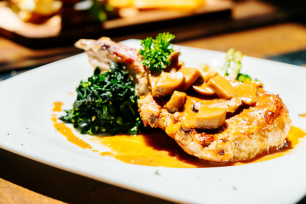 포토 JPG 해외이미지 음식 토마토 채소 건강 육류 돼지고기 스테이크 요리 사람없음 식당 식사 저녁식사 튀김 맛 그릴 바비큐 자르기 굽기 점심식사 맛있는 해외포토 컨셉 식재료 모션 주방용품 서양음식 상점 구이 파일형식 이미지허브