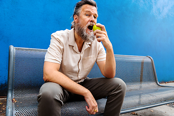 포토 JPG 해외이미지 주간 백인 1 라이프스타일 응시 공원 행복 백그라운드 컨셉 셔츠 벤치 과일 휴식 수염 건강 한명 미소 사람 앉기 성인 야외 파란색 회색 백발 신선 사과 먹기 개성 단절 혼자 해외포토 자연요소 서양인 헤어스타일 시선 공공시설 감정 컬러 상의 의자 모션 표정 생활 파일형식 이미지허브