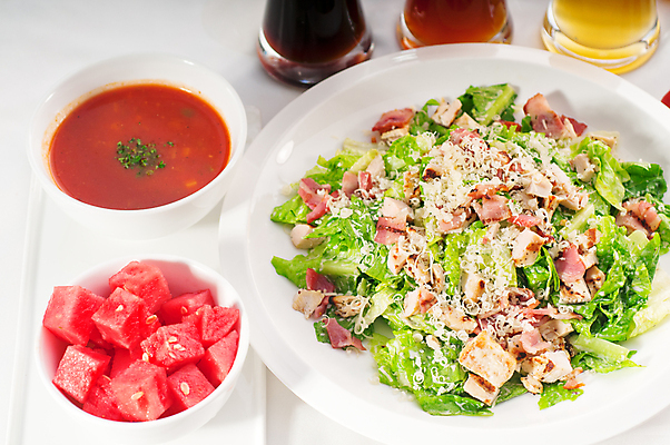 포토 JPG 해외이미지 접시 음식 빵 백그라운드 잎 다이어트 토마토 채소 재료 탁자 치즈 건강 마늘 육류 요리 사람없음 빨간색 초록색 주방 식사 저녁식사 치킨 샐러드 흰색 신선 조미료 사발 상추 유기농 서빙 레시피 점심식사 시저샐러드 로메인상추 맛있는 해외포토 식물 식기 웰빙 컬러 가구 식재료 유제품 사기그릇 닭고기요리 향미료 파일형식 이미지허브