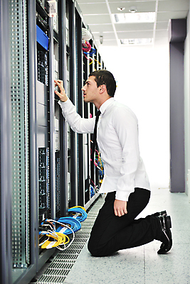 포토 JPG 해외이미지 전신 남자 실내 관리 한명 성인 옆모습 자료 비즈니스맨 센터 무릎꿇기 시스템 서버 서버실 성인남자한명만 해외포토 1 뷰포인트 비즈니스 모션 사람 내부 직장인 남자한명만 성인남자만 파일형식 이미지허브