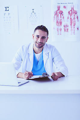 포토 JPG 해외이미지 백인 직업 응시 남자 행복 종이 백그라운드 유니폼 인터넷 청진기 직장 실내 건강 병원 실험 한명 사람 앉기 성인 노트북 컴퓨터 사무실 약 카메라 우주 의사 코트 흰색 작업 중앙 서비스 길이 돌봄 해골모형 해외포토 서양인 1 시선 옷 감정 컬러 회사 비즈니스 의학 의료기기 모션 내부 전자제품 모형 외투 의료진 파일형식 이미지허브