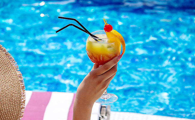 포토 JPG 해외이미지 주간 손 수영복 휴식 수영장 들기 야외 아웃포커스 신체부위 여름 여름휴가 바캉스 칵테일 더위 시원함 즐거움 해외포토 자연요소 옷 계절 감정 컨셉 모션 날씨 휴가 주류 촬영기법 사람 파일형식 여름_계절 이미지허브