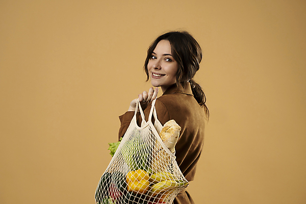 포토 JPG 해외이미지 응시 여자 빵 채소 과일 파프리카 바나나 실내 한명 들기 상반신 성인 옆모습 자연보호 그린캠페인 뒤돌아보기 에코 친환경 담기 친환경제품 성인여자한명만 베이지색배경 제로웨이스트 네트백 해외포토 1 시선 음식 캠페인 뷰포인트 백그라운드 가방 모션 자연 사람 내부 환경 보호 사회이슈 베이지색 여자한명만 성인여자만 파일형식 이미지허브
