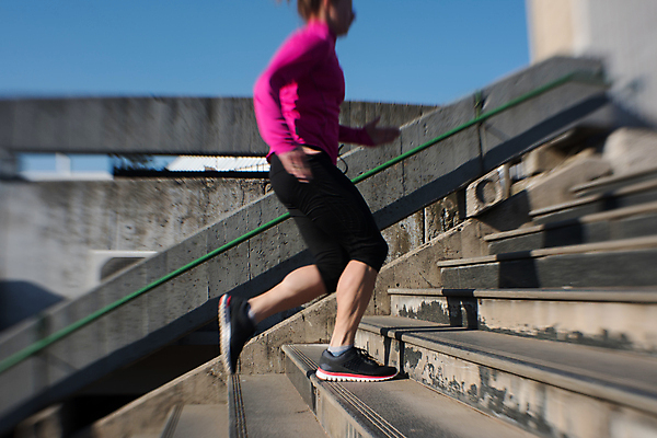 포토 JPG 해외이미지 전신 라이프스타일 여자 아침 건강 한명 성인 야외 옆모습 운동복 달리기 조깅 계단 오르기 유산소운동 러닝 성인여자한명만 해외포토 주간 1 옷 뷰포인트 모션 사람 생활 운동 여자한명만 성인여자만 파일형식 이미지허브