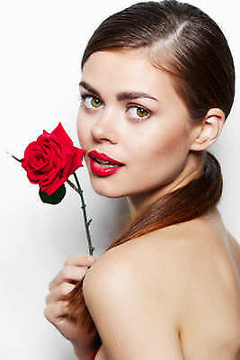 포토 JPG 해외이미지 백인 응시 여자 포즈 한명 들기 상반신 성인 뒷모습 화장 뷰티 장미 성인여자한명만 해외포토 서양인 1 시선 꽃 뷰포인트 모션 사람 여자한명만 성인여자만 파일형식 이미지허브