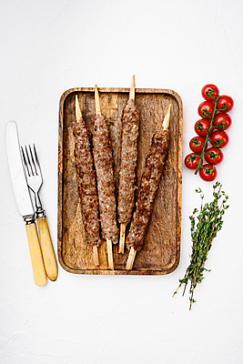 포토 JPG 해외이미지 실내 사람없음 하이앵글 흰배경 양고기 나무쟁반 양고기구이 양꼬치 해외포토 음식 뷰포인트 백그라운드 쟁반 육류 내부 목재 흰색 구이 파일형식 이미지허브