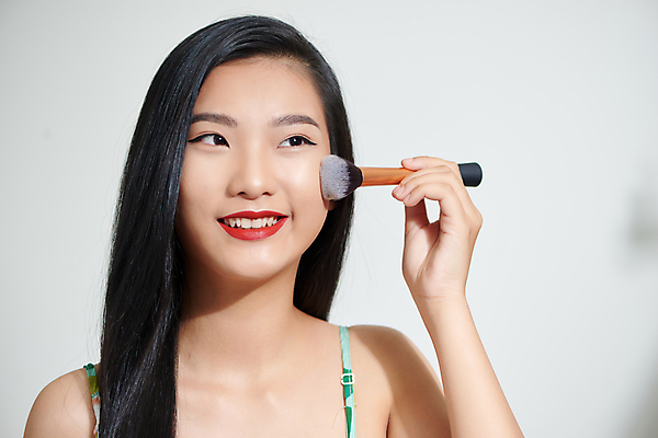 포토 JPG 해외이미지 응시 여자 회색배경 실내 한명 들기 상반신 성인 앞모습 뷰티 메이크업브러쉬 성인여자한명만 해외포토 1 시선 뷰포인트 백그라운드 모션 사람 내부 회색 붓 여자한명만 성인여자만 파일형식 이미지허브