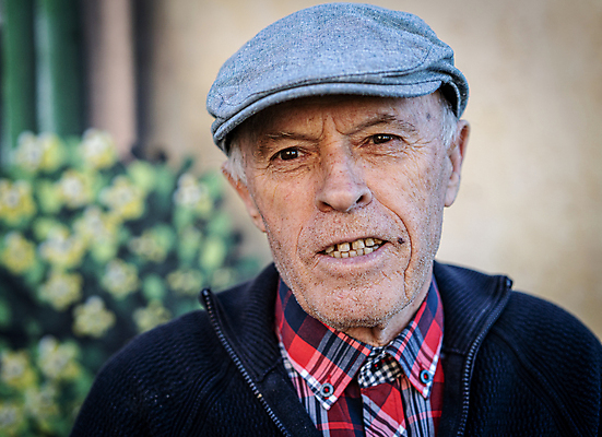 포토 JPG 해외이미지 주간 백인 라이프스타일 응시 할아버지 노년 남자 행복 얼굴 비즈니스 자연 건강 한명 미소 사람 성인 초록색 여름 정원 흰색 표현 은퇴 70대 연금 옛날 캡모자 혼자 노화 카피스페이스 해외포토 자연요소 서양인 모자_잡화 1 시선 계절 감정 컬러 컨셉 표정 생활 신체부위 공백 생태계 파일형식 이미지허브