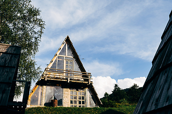 포토 JPG 해외이미지 나무 외관 공원 창문 유리 하늘 지붕 주택 사람없음 건물 목재 초록색 파란색 문 마을 발코니 시골 삼각형 북쪽 몬테네그로 전국 해외포토 도형 식물 건축물 공공시설 컬러 재료 재질 방향 파일형식 이미지허브