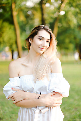 포토 JPG 해외이미지 드레스 여자 행복 자연 한명 사람 야외 초록색 금발 뷰티 유행 코트 흰색 닫기 입술 즐거움 만족 내추럴 해외포토 1 헤어스타일 옷 감정 컬러 모션 신체부위 외투 생태계 파일형식 이미지허브