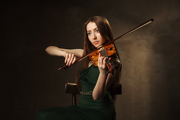 포토 JPG 해외이미지 백인 직업 학생 손 여자 줄 음악 백그라운드 학교 놀이 미술 한명 사람 성인 목재 검은색 어둠 콘서트 공연 연주자 음악가 기구 도구 클래식 바이올린 예술가 바이올리니스트 오케스트라 교향곡 구성 멜로디 뮤지컬 비올라 플레이어 해외포토 서양인 나무 1 교육 컬러 컨셉 재료 현악기 문화예술 이벤트 신체부위 악단 파일형식 찰현악기 이미지허브