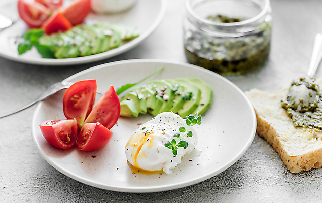 포토 JPG 해외이미지 접시 빵 토마토 회색배경 사람없음 아웃포커스 계란 신선 아침식사 계란요리 토스트 아보카도 건강식 페스토 해외포토 식기 음식 백그라운드 채소 과일 촬영기법 요리 알 식사 회색 소스_음식 파일형식 이미지허브