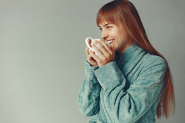 포토 JPG 해외이미지 백인 모델 1 라이프스타일 헤어스타일 여자 행복 커피 음료 분홍색 포즈 백그라운드 갈색머리 한명 사람 성인 컵 파란색 뷰티 유행 기쁨 흰색 목욕가운 우아함 날씬함 긍정 내추럴 고립 스타일 해외포토 서양인 식기 감정 컬러 컨셉 생활 가운 몸매 파일형식 이미지허브