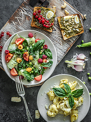 포토 JPG 해외이미지 접시 포크 토마토 회색배경 사람없음 샐러드 건강식 나무도마 해외포토 식기 음식 백그라운드 채소 도마 목재 회색 파일형식 이미지허브