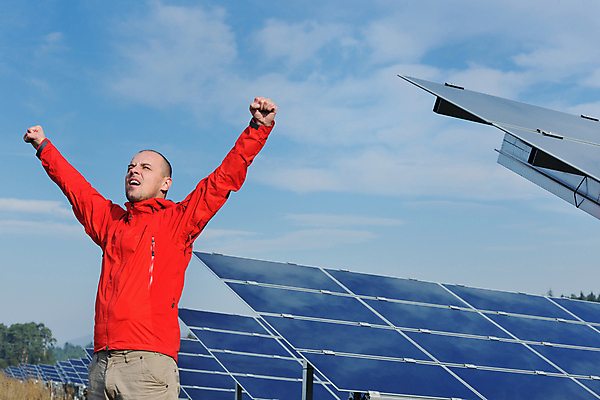포토 JPG 해외이미지 주간 남자 하늘 한명 상반신 성인 야외 옆모습 주먹 만세 태양에너지 집열판 성인남자한명만 해외포토 자연요소 1 뷰포인트 모션 사람 그린에너지 남자한명만 성인남자만 파일형식 이미지허브