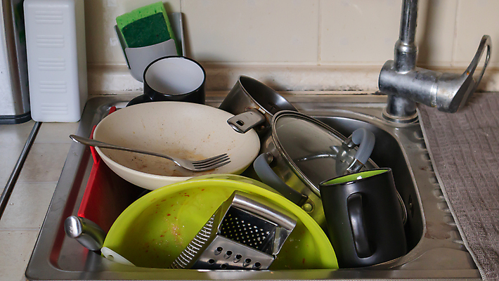 포토 JPG 해외이미지 그릇 접시 포크 사람없음 컵 주방 지저분함 냄비 설거지 가득함 싱크대 수도꼭지 스펀지 강판 믹싱볼 해외포토 식기 가사 감각 솥 개수대 파일형식 이미지허브