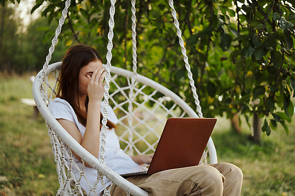 포토 JPG 해외이미지 주간 여자 여유 휴가 휴식 한명 앉기 손짓 상반신 성인 야외 옆모습 노트북 해먹 흔들의자 성인여자한명만 해외포토 자연요소 1 감정 뷰포인트 컨셉 의자 모션 사람 전자제품 침대 여자한명만 성인여자만 파일형식 이미지허브