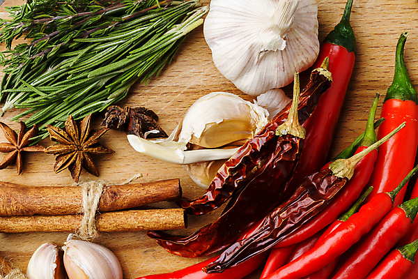 포토 JPG 해외이미지 식재료 실내 사람없음 향신료 홍고추 로즈메리 말린고추 시나몬스틱 통마늘 나무배경 팔각회향 해외포토 백그라운드 고추 마늘 내부 허브 시나몬 향미료 파일형식 이미지허브