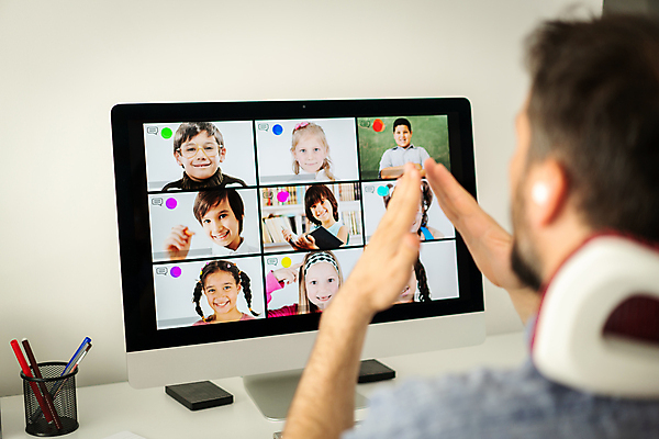 포토 JPG 해외이미지 백인 학생 교육 남자 어린이 40대 인터넷 통신 교실 학교 회의 수업 거리 주택 미소 사람 여러명 노트북 스터디 컴퓨터 스크린 교사 헤드폰 업무 그룹 온라인 진짜 프리랜서 해외포토 서양인 직업 중년 음향기기 다수 비즈니스 표정 건물 전자제품 학습 작업 파일형식 이미지허브