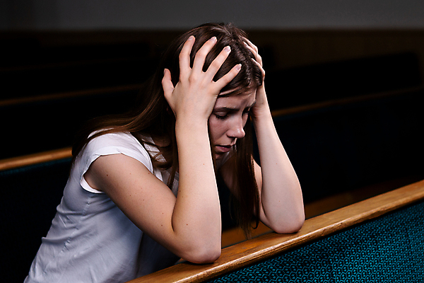 포토 JPG 해외이미지 여자 의자 한명 앉기 상반신 성인 옆모습 기댐 고통 슬픔 잡기 손짚기 성인여자한명만 해외포토 1 감정 뷰포인트 가구 모션 사람 손짓 여자한명만 성인여자만 파일형식 이미지허브