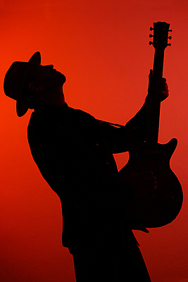 포토 JPG 해외이미지 행복 실루엣 줄 음악 백그라운드 노래 놀이 한명 사람 빨간색 파란색 금속 검은색 어둠 힘 소리 콘서트 연주자 음악가 장비 무대 기구 기타 악단 전자 윤곽 롤 오디오 목 기타리스트 그런지 뮤지컬 베이스 팝 플레이어 스타일 해외포토 직업 1 감정 컬러 재질 현악기 문화예술 촬영기법 신체부위 전자제품 공연 파일형식 이미지허브