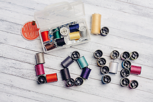 포토 JPG 해외이미지 백그라운드 사람없음 실 바느질 옷핀 반짓고리 나무배경 해외포토 파일형식 이미지허브