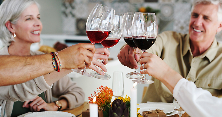 포토 JPG 해외이미지 라이프스타일 손 여자 노년 남자 행복 음식 와인잔 탁자 함께함 실내 들기 앉기 여러명 상반신 두명 앞모습 옆모습 신체부위 친구 파티 와인 그룹 건배 손뻗기 노인만 해외포토 감정 뷰포인트 가구 다수 컨셉 술잔 관계 모션 주류 사람 이벤트 성인 내부 생활 성인만 파일형식 이미지허브