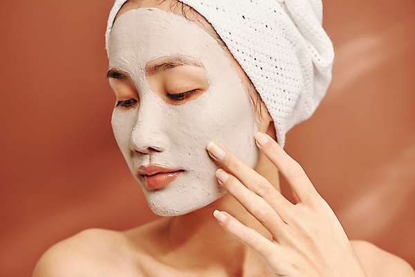 포토 JPG 해외이미지 응시 여자 실내 무표정 두건 한명 동양인 상반신 성인 옆모습 수건 뷰티 피부관리 바르기 팩 머드팩 성인여자한명만 갈색배경 해외포토 1 시선 감정 뷰포인트 백그라운드 모션 표정 사람 인종 내부 위생용품 갈색 화장품 여자한명만 성인여자만 파일형식 이미지허브