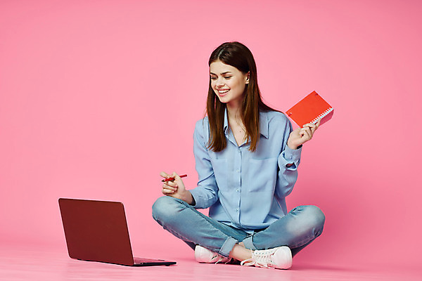 포토 JPG 해외이미지 전신 백인 여자 분홍색 한명 미소 들기 앉기 성인 앞모습 노트북 컴퓨터 볼펜 다이어리 성인여자한명만 해외포토 서양인 1 뷰포인트 컬러 모션 표정 사람 전자제품 펜 사무용품 여자한명만 성인여자만 파일형식 이미지허브