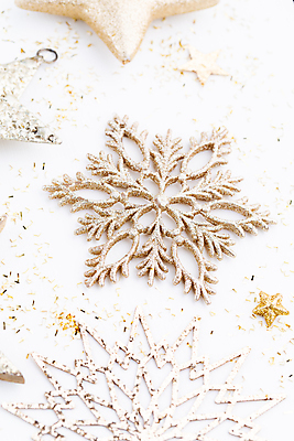 포토 JPG 해외이미지 별 크리스마스장식 겨울 눈꽃 실내 사람없음 하이앵글 눈송이 오브젝트 흰배경 눈꽃무늬 별모형 해외포토 자연요소 계절 뷰포인트 백그라운드 크리스마스 무늬 눈_날씨 내부 모형 흰색 파일형식 이미지허브