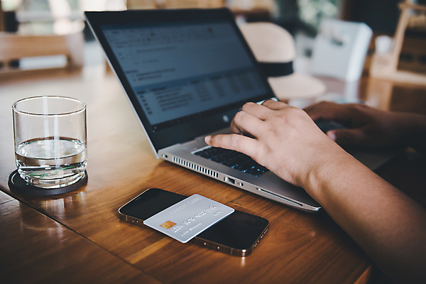 포토 JPG 해외이미지 손 커피 돈 인터넷 비즈니스 통신 휴식 주택 실내 사람 사람없음 금융 노트북 쇼핑 컴퓨터 세일 상점 공책 웹 정보 타이핑 키보드 네트워크 신용카드 구매 연결 무선전화기 고객 서비스 보안 상업 전자 결제 소매 온라인 전자상거래 해외포토 음료 컨셉 문구용품 안전 내부 건물 신체부위 경제 전자제품 재산 전화기 파일형식 이미지허브