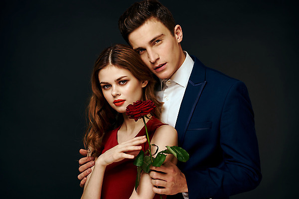 포토 JPG 해외이미지 백인 커플 여자 남자 포옹 들기 상반신 성인 두명 장미 낭만 우아함 성인만 해외포토 서양인 꽃 컨셉 관계 안기 모션 사람 파일형식 이미지허브