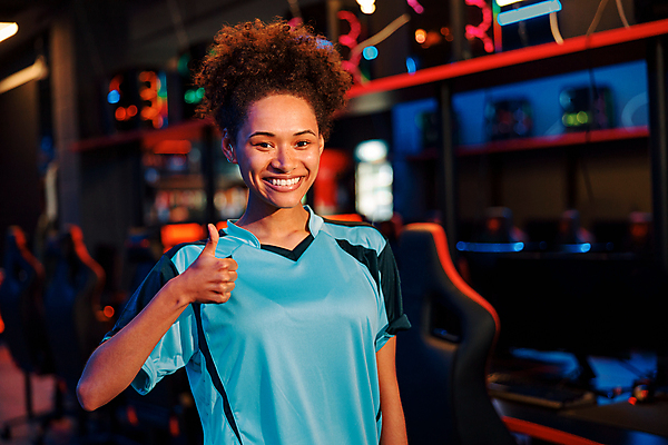 포토 JPG 해외이미지 여자 한명 상반신 성인 취미 앞모습 경쟁 게임 사이버 따봉 게이머 성인여자한명만 해외포토 1 뷰포인트 컨셉 놀이 사람 최고 여자한명만 성인여자만 파일형식 이미지허브