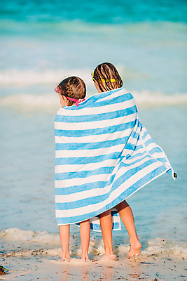 포토 JPG 해외이미지 주간 전신 백인 여자 수영복 어린이 파도 휴식 해변 야외 두명 뒷모습 여름휴가 바캉스 담요 자매 덮기 소녀만 해외포토 자연요소 서양인 옷 바다 뷰포인트 컨셉 가족 모션 휴가 사람 여자만 어린이만 파일형식 여름_계절 이미지허브