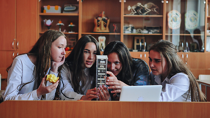 포토 JPG 해외이미지 학생 라이프스타일 여학생 교육 어린이 교실 학교 수업 함께함 사람 앉기 소녀 여러명 노트북 컴퓨터 정보 사과 연결 책상 다인종 온라인 주목 초보 해외포토 여자 가구 다수 컨셉 과일 모션 인종 생활 전자제품 파일형식 이미지허브