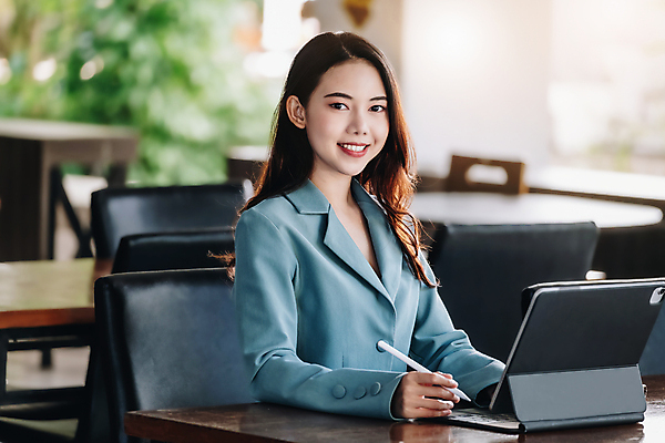 포토 JPG 해외이미지 응시 여자 비즈니스 실내 한명 미소 앉기 동양인 상반신 성인 옆모습 노트북 태블릿 비즈니스우먼 성인여자한명만 해외포토 1 시선 뷰포인트 모션 표정 사람 인종 내부 전자제품 스마트기기 직장인 여자한명만 성인여자만 파일형식 이미지허브