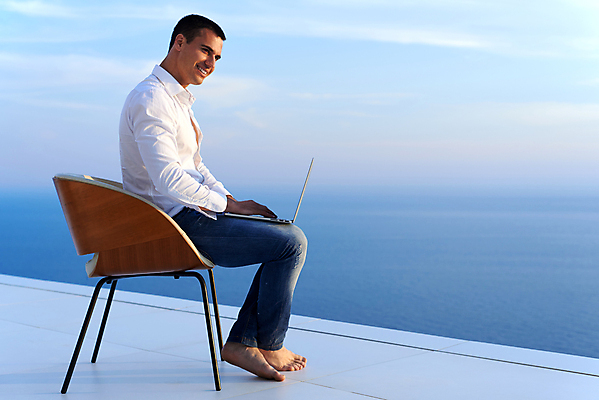 포토 JPG 해외이미지 전신 남자 의자 비즈니스 하늘 휴식 한명 앉기 성인 야외 옆모습 노트북 자유 옥상 성인남자한명만 해외포토 1 뷰포인트 가구 컨셉 모션 사람 전자제품 남자한명만 성인남자만 파일형식 이미지허브