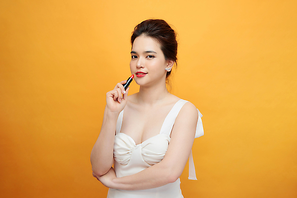 포토 JPG 해외이미지 여자 실내 한명 들기 동양인 상반신 성인 앞모습 화장 뷰티 주황색 립스틱 성인여자한명만 해외포토 1 뷰포인트 컬러 모션 사람 인종 내부 화장품 여자한명만 성인여자만 파일형식 이미지허브